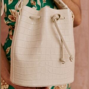 SEZANE FARROW CROSSBODY BUCKET BAG IN ECRU CROCO PRINT LEATHER